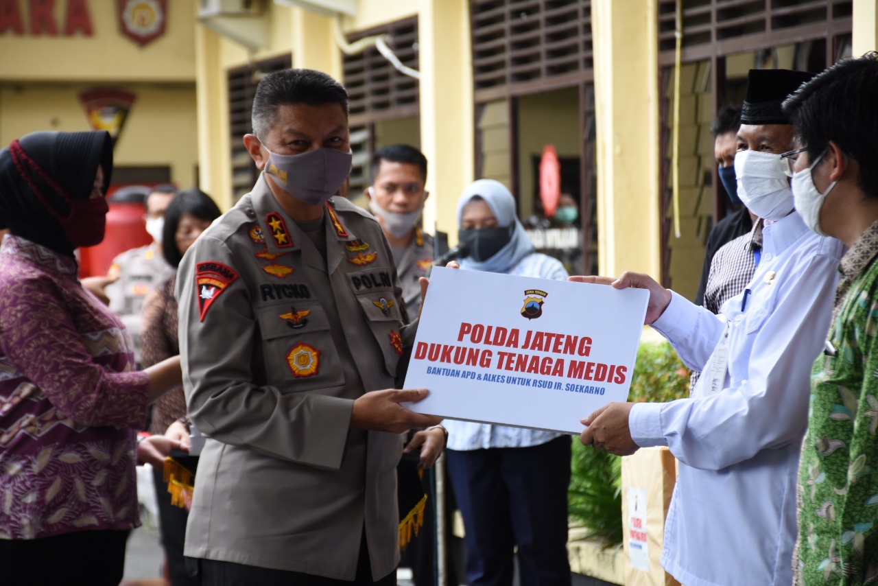 Kapolda Jawa Tengah, Irjen Pol. Rycko Amelza Dahniel menyerahkan simbolis bantuan APD pada rumah sakit, Selasa (28/4). (MP/Ismail).