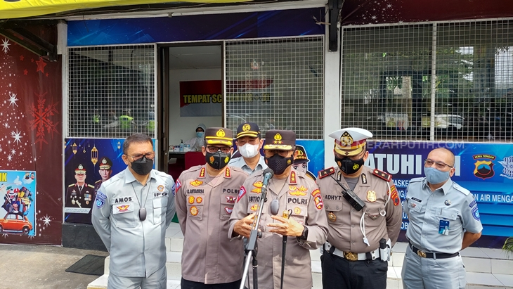 Kakorlantas Irjen Istiono membagikan masker usai meninjau posko check point di Faroka, Solo, Jawa Tengah, Kamis (17/6). (MP/Ismail)