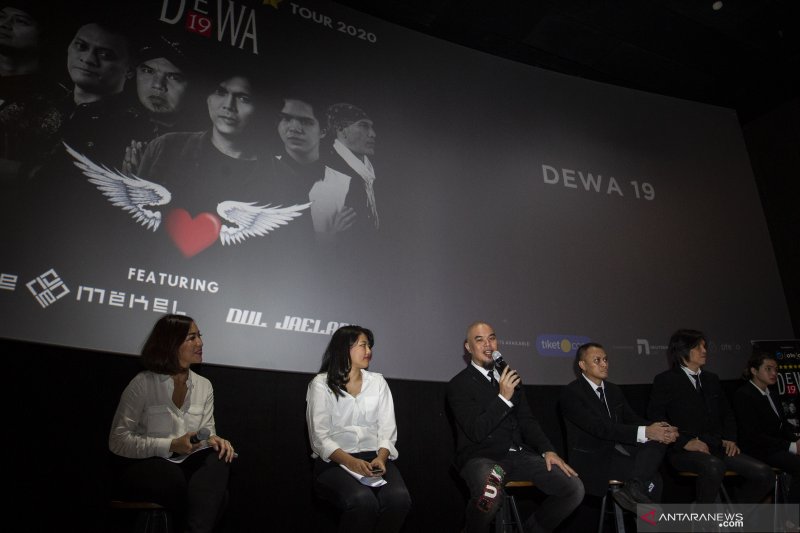 (dari kiri) CEO Otello Asia Sysan Ibrahim bersama PR Manager Tiket.com Metha Tri Rizka, Personel grup musik Dewa 19 Ahmad Dhani, Andra, Once Mekel dan Dul Jaelani. ANTARA FOTO/Dhemas Reviyanto/wsj)