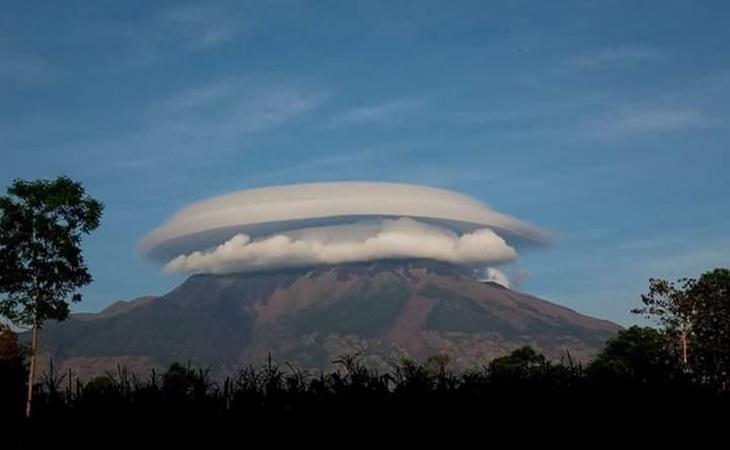 Gunung Merbabu ditangkup gumpalan awan putih