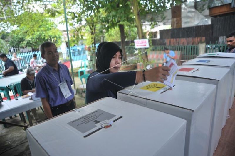 Warga memasukkan kertas suara pada Pemilihan Umum lanjutan di TPS 11 Kelurahan Lawang Kidul, Kecamatan Ilir Timur II Palembang, Sumatera Selatan, Minggu (21/4/2019). ANTARA FOTO/Feny Selly