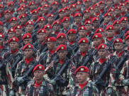 Menteri Pertahanan Amerika Takjub Melihat Tentara Indonesia makan Ular
