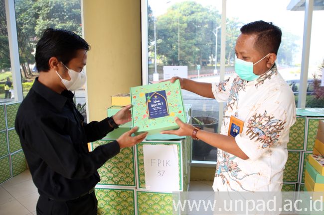 Direktorat Sumber Daya Manusia Universitas Padjadjaran memberikan bingkisan lebaran kepada seluruh tenaga kependidikan Unpad, Jumat (7/5). (Foto: Humas Unpad)