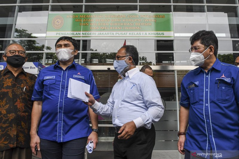 Kepala Badan Komunikasi Strategis DPP Partai Demokrat Herzaky Mahendra Putra (kedua kiri) dan kuasa hukum DPP Partai Demokrat Bambang Widjojanto (kedua kanan) berjalan meninggalkan ruangan usai mengajukan gugatan perbuatan melawan hukum di Pengadilan Negeri (PN) Jakarta Pusat di Jakarta, Jumat (12-3-2021). Partai Demokrat kubu AHY melakukan gugatan terkait dengan pelaksanaan Kongres Luar Biasa (KLB) di Sibolangit, Deli Serdang, Sumatera Utara. ANTARA FOTO/M Risyal Hidayat/wsj.
