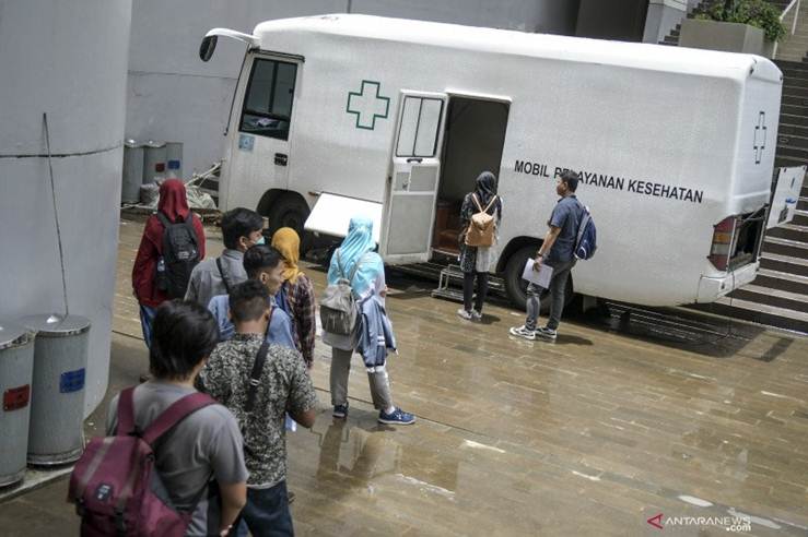 Arsip Foto. Calon relawan mengantre untuk menjalani pemeriksaan kesehatan di kompleks Rumah Sakit Darurat COVID-19 Wisma Atlet di Kemayoran, Jakarta, Minggu (22/3/2020). ANTARA FOTO/Galih Pradipta/foc.