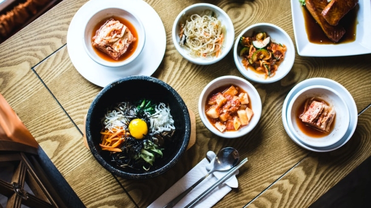 Kimchi makanan asal Korea. (Foto: unsplash/Jakub Kapusnak)