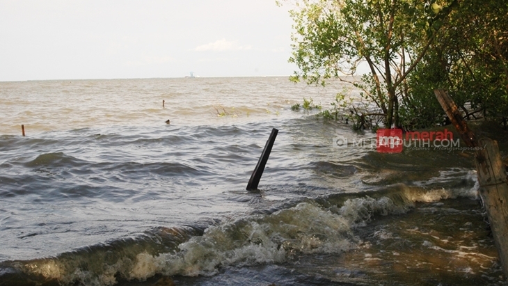 Wisatawan Diimbau Waspadai Ombak Ganas di Pantai Selatan