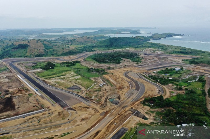 Foto udara pembangunan lintasan sirkuit pada proyek Mandalika International Street Circuit di Kawasan Ekonomi Khusus (KEK) Mandalika, Pujut, Praya, Lombok Tengah, Nusa Tenggara Barat, Selasa (6/4/2021). Pembangunan sirkuit itu ditargetkan selesai pada pertengahan tahun 2021. ANTARA FOTO/Akbar Nugroho Gumay/rwa.