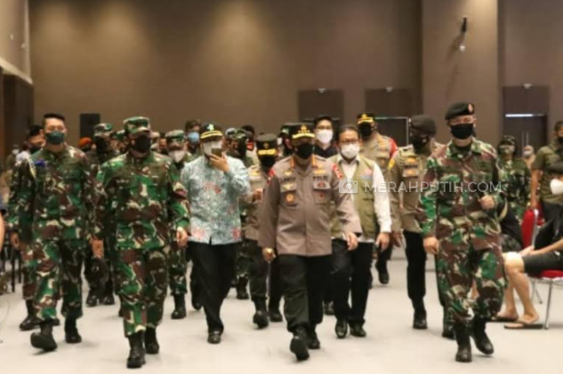 TNI Kerahkan Ratusan Pasukannya Percepat Vaksinasi COVID-19 di Jakarta