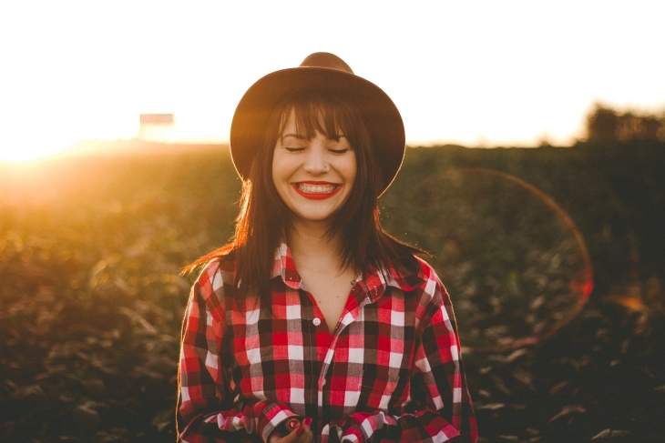 Berkebun seharusnya membuatmu bahagia. (Foto: Unsplash/Allef Vinicius)