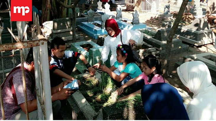 Hari Raya Idul Fitri Warga Kota Cirebon Padati TPU