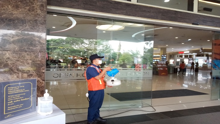 Petugas melakukan penyemprotan disinfektan di Solo Paragon Mall. (MP/Ismail)