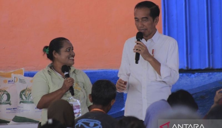 Tingkat Kepuasan Naik, Masyarakat Pandang Jokowi Suka Beri Bantuan ke Rakyat Kecil