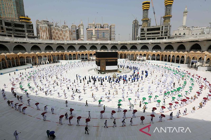 Suasana pelaksanaan ibadah haji di tengah pandemi COVID-19 yang hanya diikuti oleh jamaah domestik di Masjidil Haram, Mekkah, Arab Saudi (29/7/2020). (ANTARA/REUTERS/Saudi Ministry of Hajj)