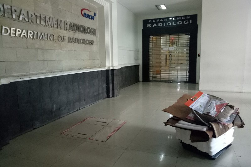 Kondisi ruang radiologi di RSCM pascagenangan surut, Minggu (23/2/2020). (ANTARA/Livia Kristianti)