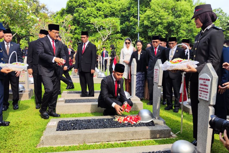 Gibran Pimpin Upacara Peringatan Hari Pahlawan di TMP Kalibata
