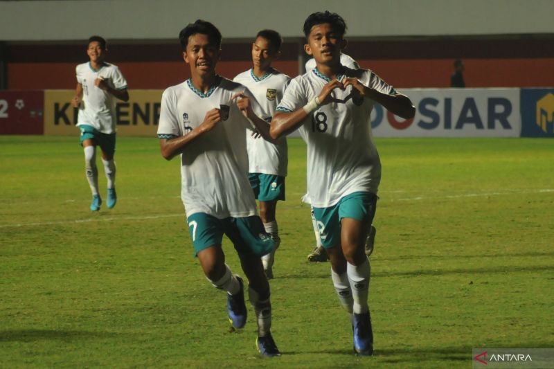 Pemain timnas Indonesia U-16 I Komang Ananta(kanan) melakukan selebrasi usai mencek gol ke gawang timnas Singapura U-16. ANTARA FOTO/Aloysius Jarot Nugroho 