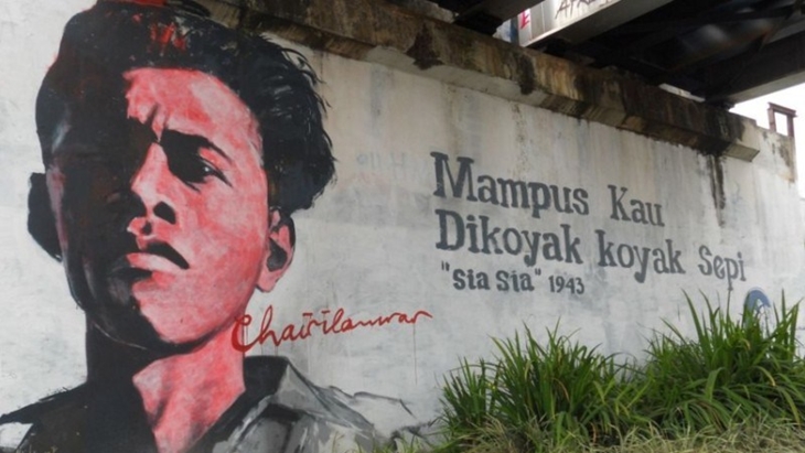 Lukisan Chairil Anwar dan potongan sajaknya di dinding jalan. (Foto/urusandunia.com)
