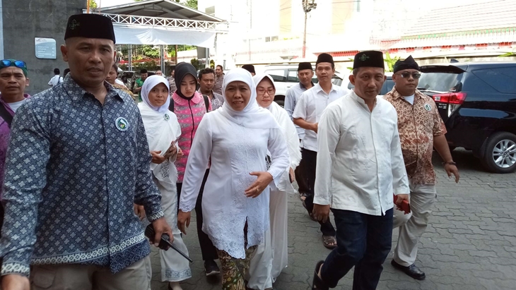 Ketua Dewan Pengarah Jaringan Kyai Santri Nasional (JKSN) Khofifah Indar Parawansa memberikan orasi para relawan di Solo, Jawa Tengah, Sabtu (9/2). (MP/Ismail)