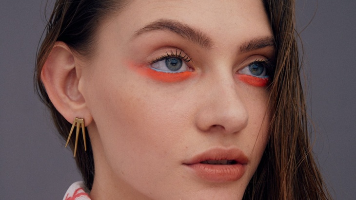 Tren Riasan 2022: Bold Makeup di atas Clear Skin