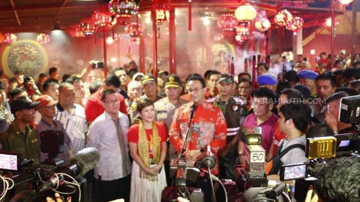 Gubernur Anies Baswedan bersama warga Tionghoa di Wihara Dharma Bhakti, Jakarta, Sabtu (29/1). (Foto: MP/Kanugrahan)