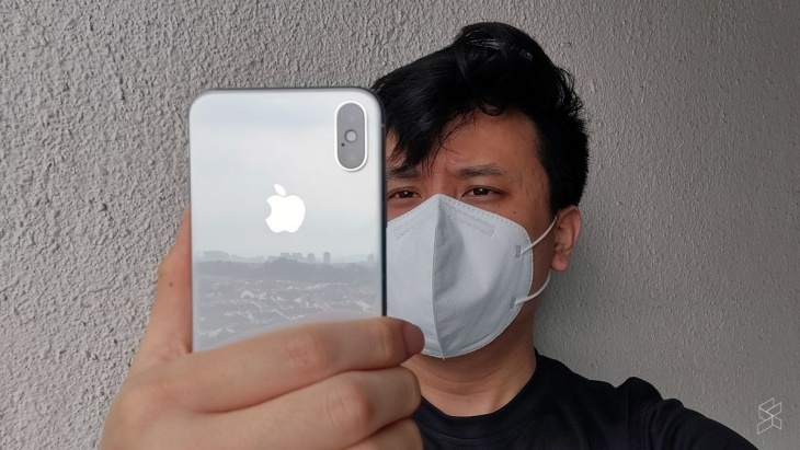Sulitnya buka iPhone menggunakan masker. (Foto: Soya Cincau) 
