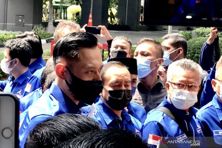 Ketua Umum Partai Demokrat Agus Harimurti Yudhoyono (kiri) tiba di Kementerian Hukum dan Hak Asasi Manusia Republik Indonesia, Jakarta, Senin (8/3/2021), untuk menyerahkan aduan pelanggaran hukum yang dilakukan oleh peserta kongres luar biasa di Deli Serdang minggu lalu. (ANTARA/Genta Tenri Mawangi)