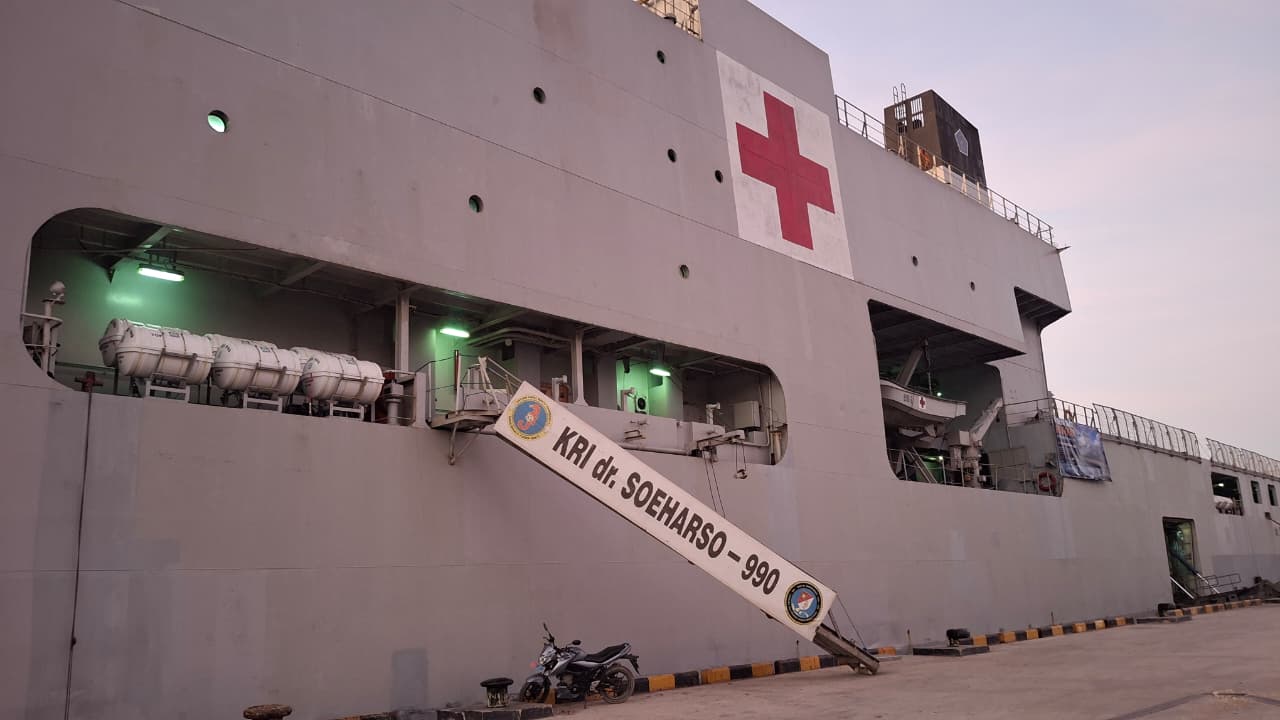 TNI AL Kerahkan KRI dr. Soeharso-990 ke NTT, Bawa Fasilitas Medis Lengkap