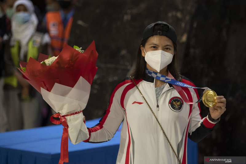 Pebulutangkis ganda putri peraih medali emas Olimpiade Tokyo 2020, Greysia Polii berpose setiba di Bandara Soekarno Hatta, Tangerang, Banten, Rabu (4/8). ANTARA FOTO/Aditya Pradana Putra