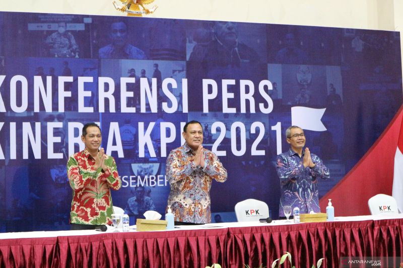 Pimpinan KPK yaitu Nurul Ghufron, Firli Bahuri dan Alexander Marwata (dari kiri ke kanan) menyampaikan paparan Kinerja KPK Tahun 2021 di gedung KPK Jakarta, Rabu (29/12/2021). (ANTARA/Desca Lidya Natalia)