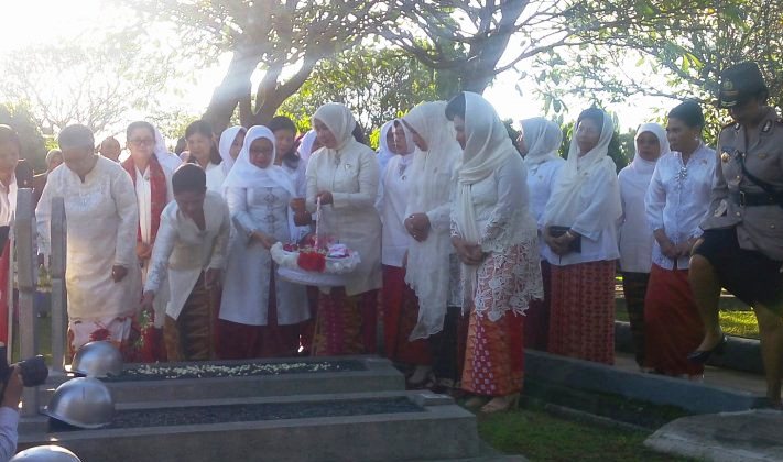 Iriana Jokowi Ziarah Makam Istri Mantan Presiden RI, Dalam Rangka Apa?