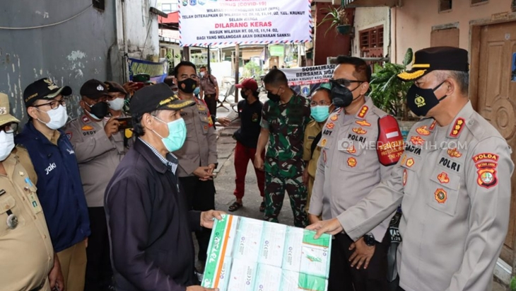 Warga Krukut Disuplai Kebutuhan Pokok Selama Lockdown Berlangsung