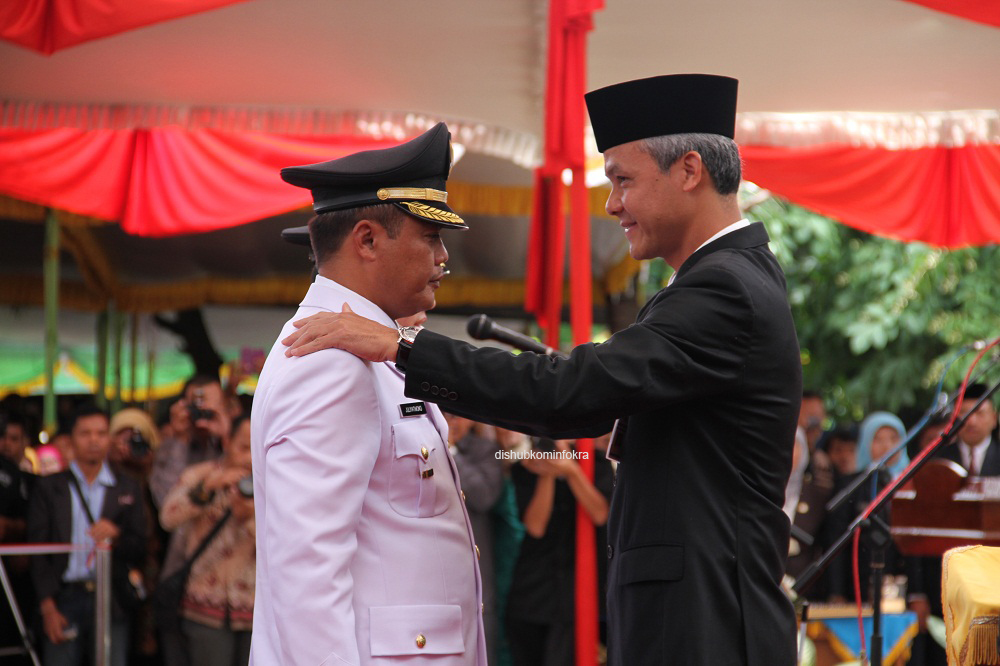 Gubernur Jawa Tengah Ganjar Pranowo menyematkan tanda pangkat Bupati Karanganyar Juliyatmono