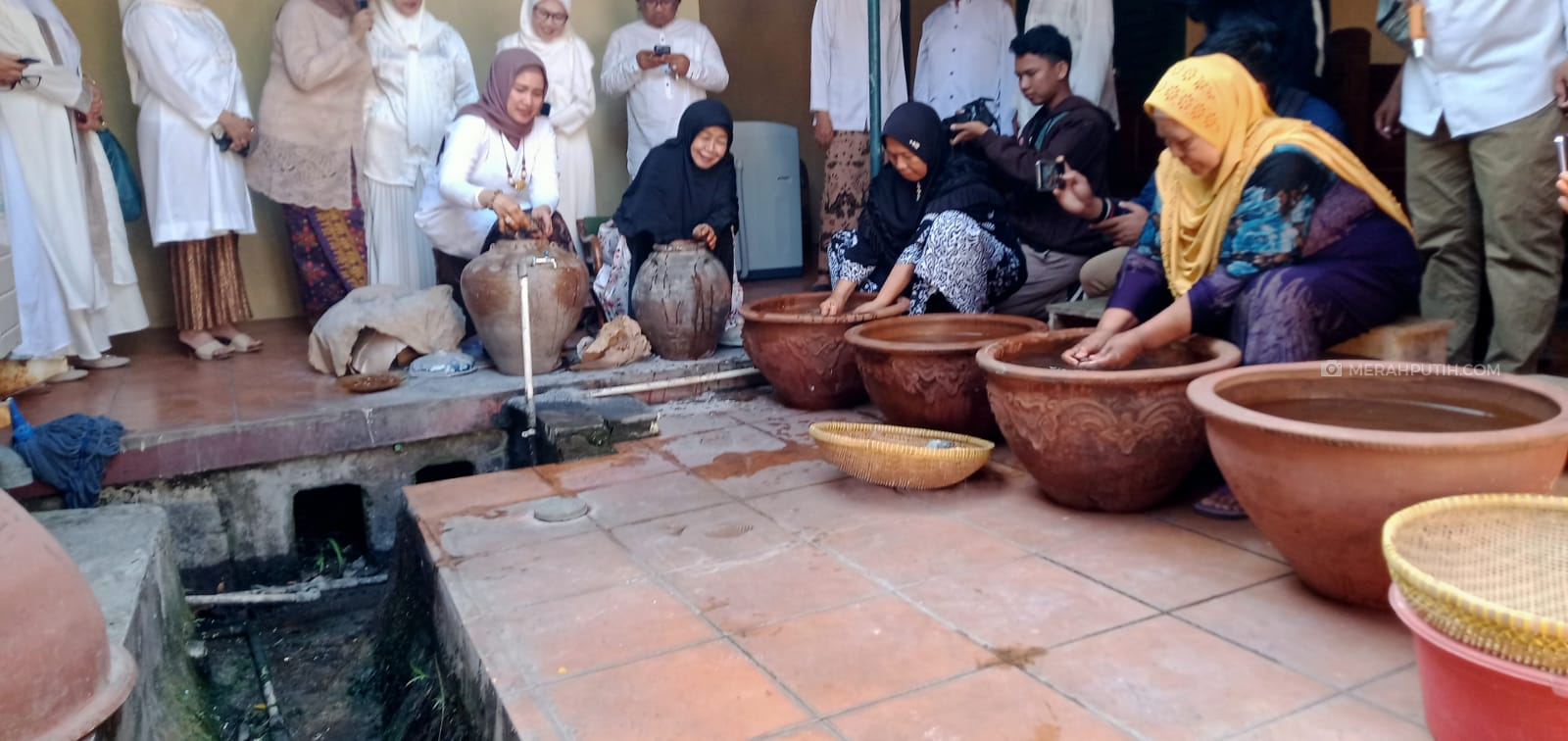 Sambut Maulid Nabi, Keraton Kasepuhan Cirebon Gelar Siraman Panjang