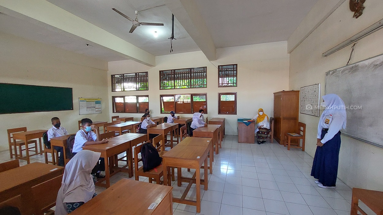 Kisah Orang Tua Mengantar Anak Sekolah di Tengah Pandemi