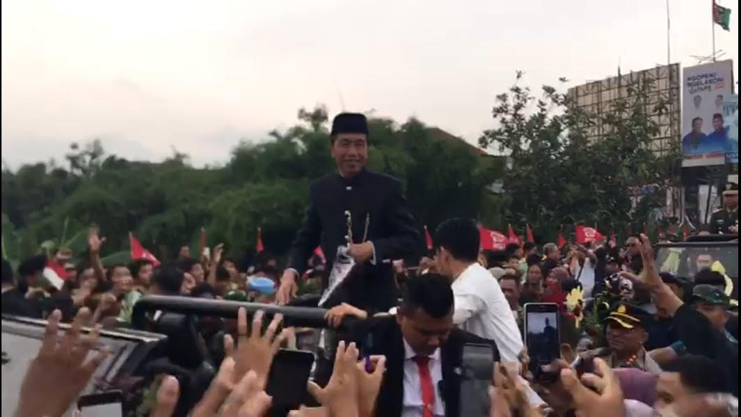 Jokowi Tiba Bandara Adi Soemarmo, Tak Lupa Bagi-Bagi Kaus