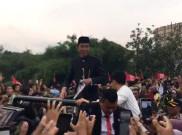 Jokowi Tiba Bandara Adi Soemarmo, Tak Lupa Bagi-Bagi Kaus