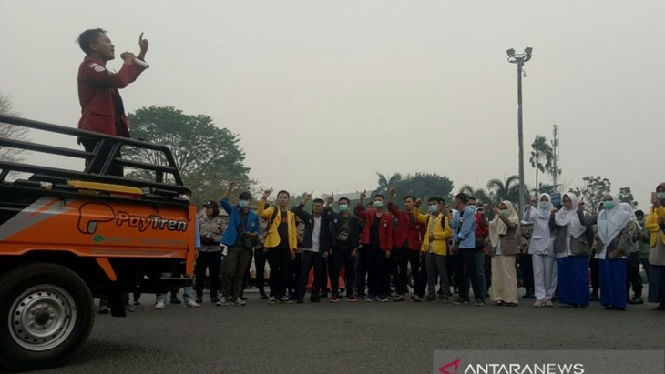 Mahasiswa Bubarkan Diri, Jalanan Medan Merdeka Kembali Dibuka