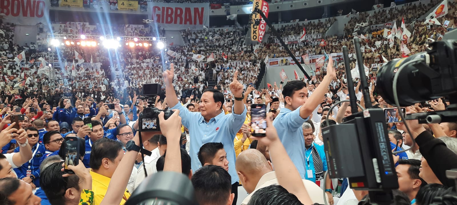 Prabowo dan Gibran Mengenakan Kemeja Berwarna Biru Saat Daftar ke KPU 