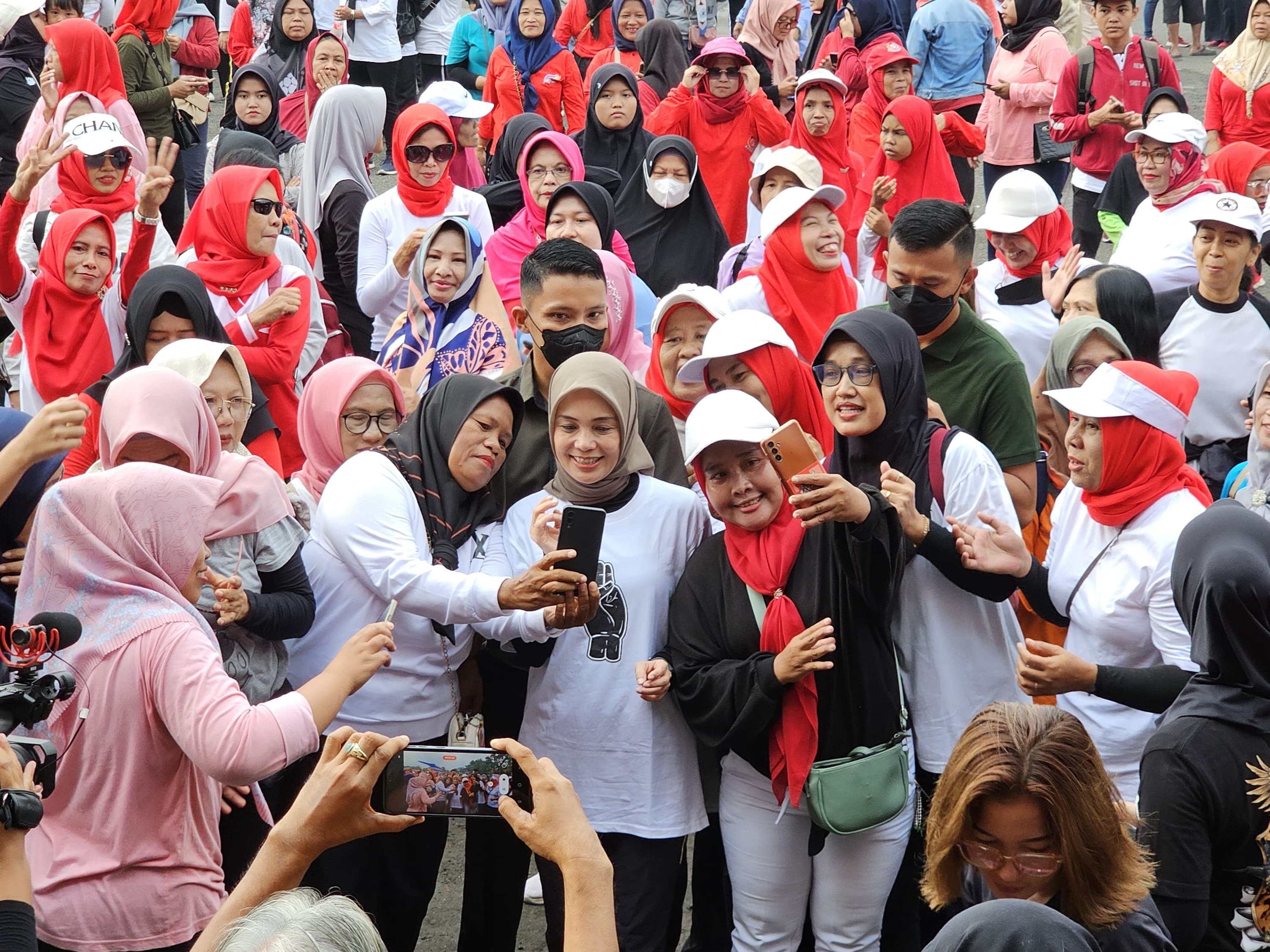 Istri Ganjar Bahagiakan Ibu-Ibu Dengan Foto Bareng Saat Safari Politik
