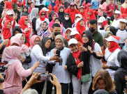 Istri Ganjar Bahagiakan Ibu-Ibu Dengan Foto Bareng Saat Safari Politik