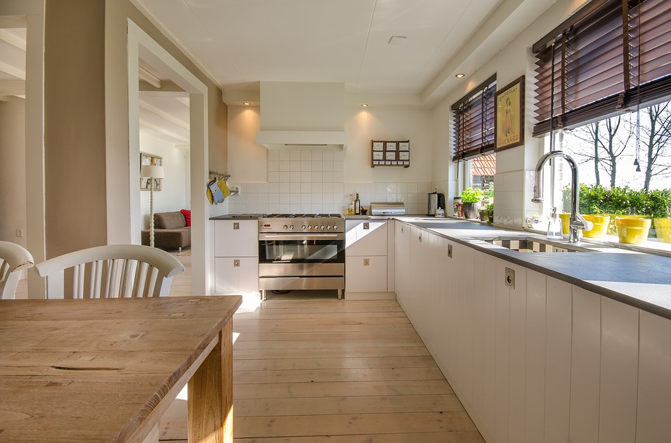 Kamu bisa melakukan decluttering di dapur (Sumber: Pixabay/Skitterphoto)