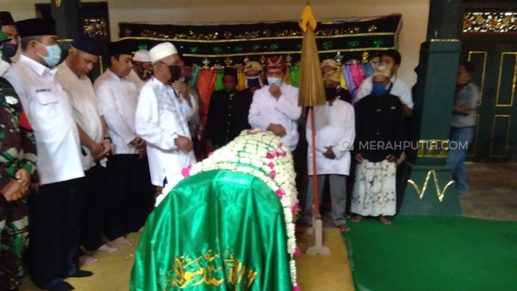 Jenazah Sultan Sepuh ke-XIV Keraton Kasepuhan Cirebon PRA Arief Natadiningrat disemayamkan di Bangsal Dalem Arum. (Foto : MP/Mauritz)