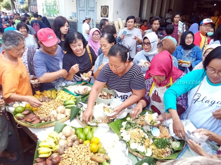  Ratusan pedagang Pasar Gede Solo menggelar acara tasyakuran, Sabtu (16/11). (MP/Ismail)