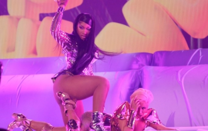 Lebih dari 1000 Orang Lempar Kritik untuk Cardi B dan Megan Thee Stallion
