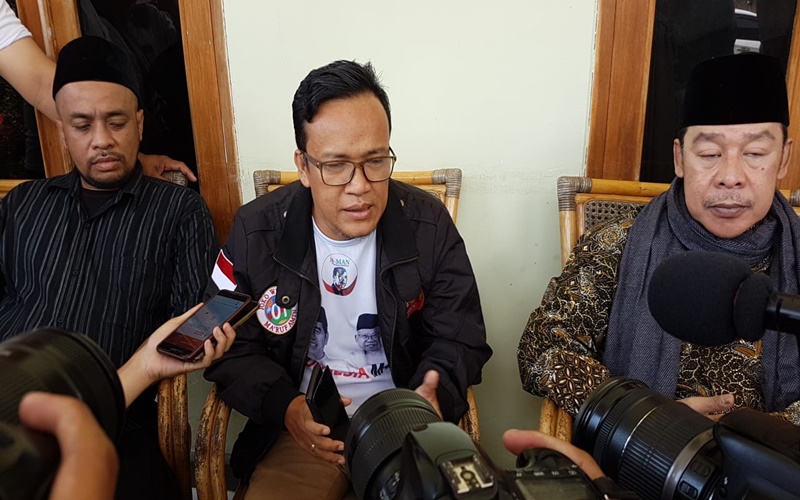 Ketua Relawan Jokowi Mania Emmanuel Ebenezer di Ponpes Buntet