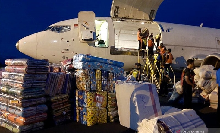 Pekerja membongkar muat bantuan logistik dari pesawat terbang di Bandara Frans Seda, Maumere, NTT, Senin (5/4/2021). ANTARA FOTO/Dedy/app/hp.