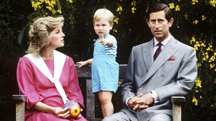 Putri Diana yang tengah hamil bersama Pangeran Charles dan William (Foto: dailymail.co.uk)