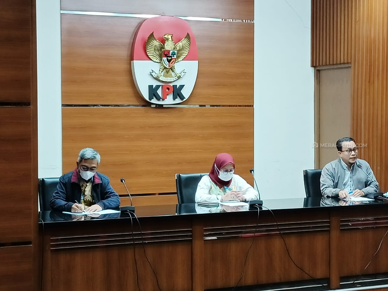 Wakil Ketua KPK, Lili Pintauli Siregar dalam jumpa pers di Gedung KPK, Kuningan, Jakarta, Selasa (19/10) malam. Foto: MP/Ponco