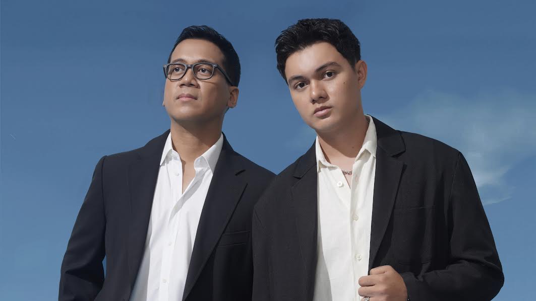 Duet Nyoman Paul dan Andi Rianto Dalam 'The Way You Look at Me'
